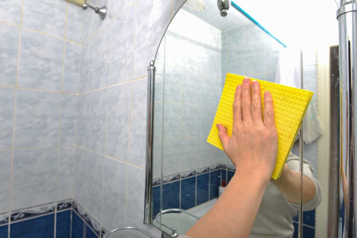 Get Perfectly Cleaned Mirrors Without Streaks Every Time